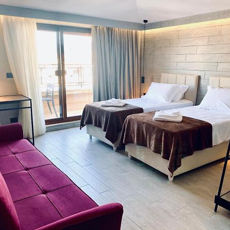 Deluxe Rooms In Blloku Area Tirana Esterno foto