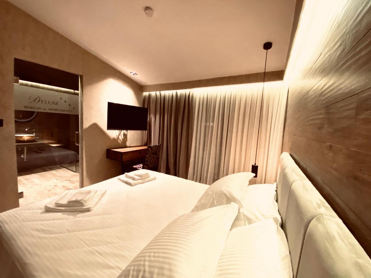 Deluxe Rooms In Blloku Area Tirana Esterno foto