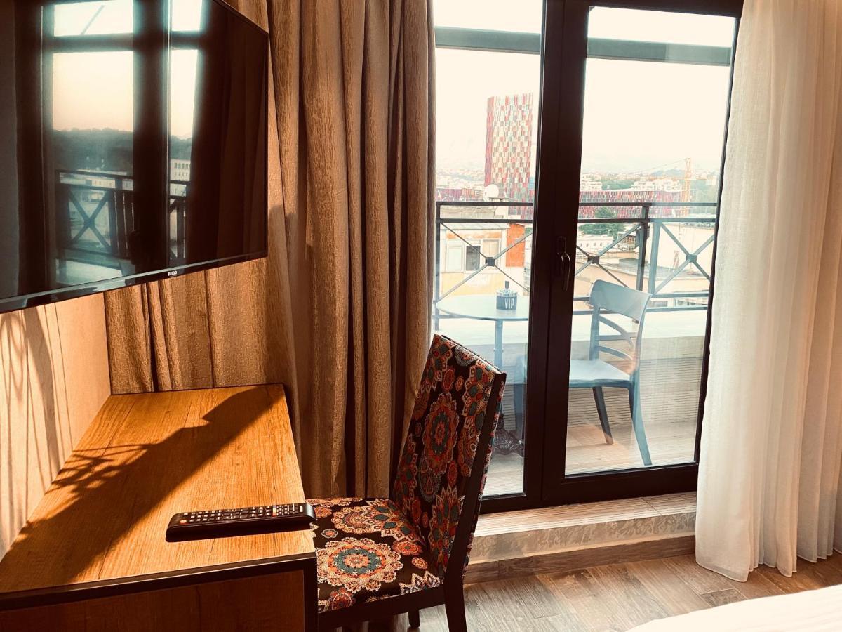 Deluxe Rooms In Blloku Area Tirana Esterno foto