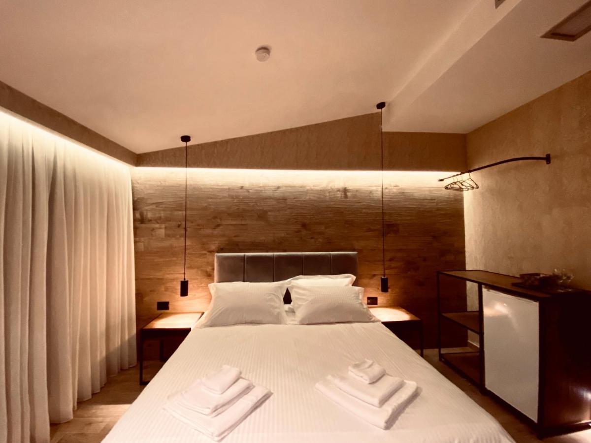 Deluxe Rooms In Blloku Area Tirana Esterno foto
