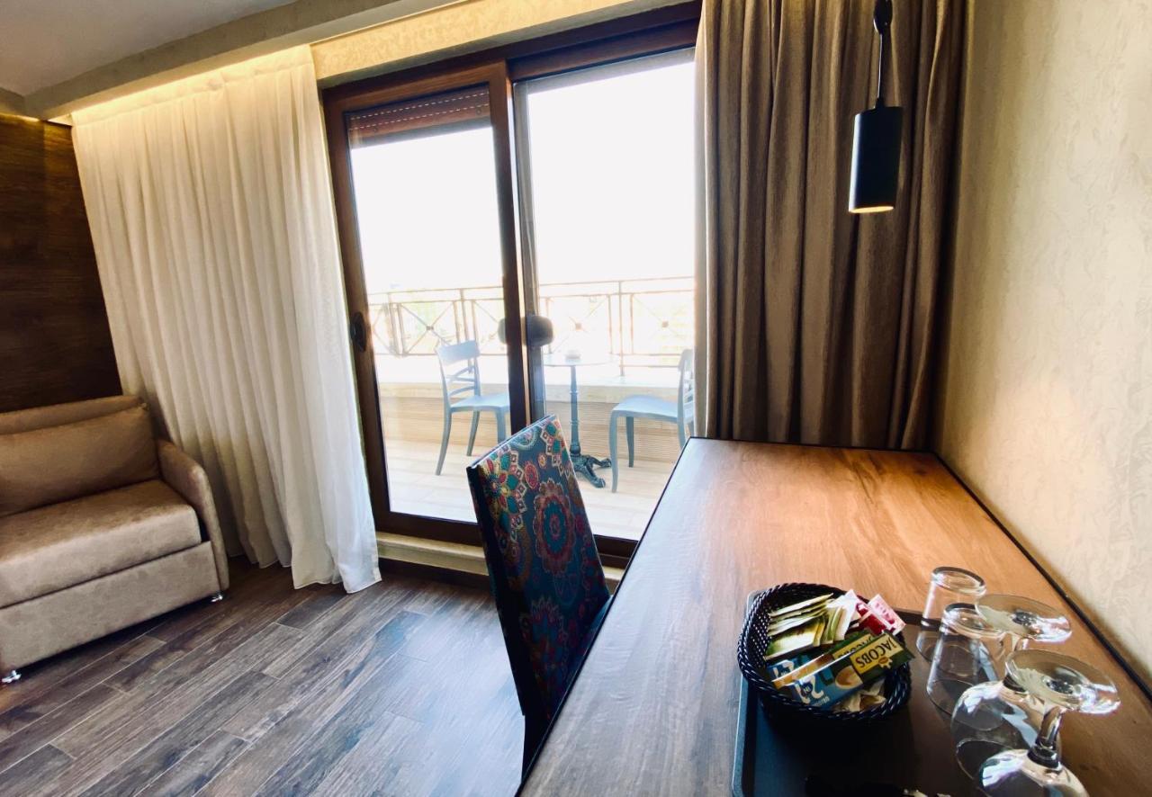 Deluxe Rooms In Blloku Area Tirana Esterno foto