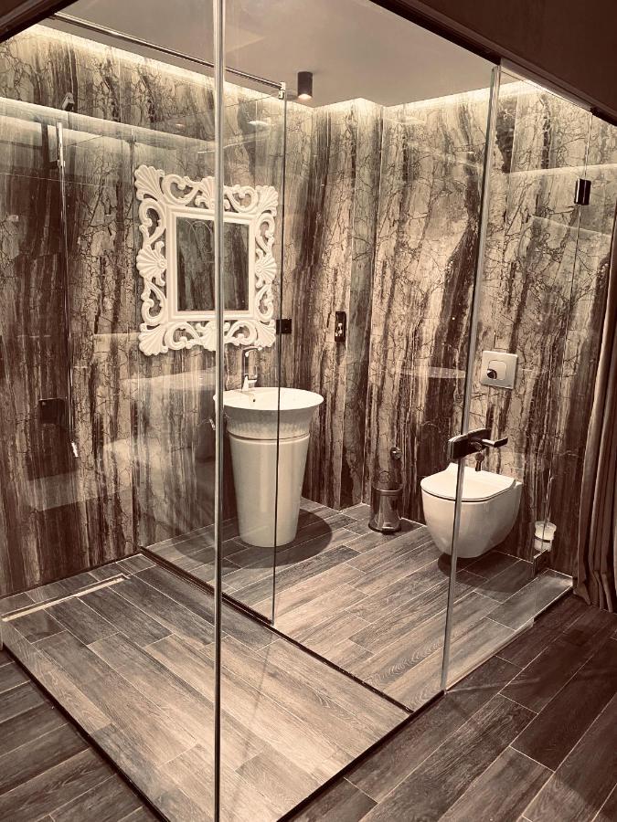 Deluxe Rooms In Blloku Area Tirana Esterno foto