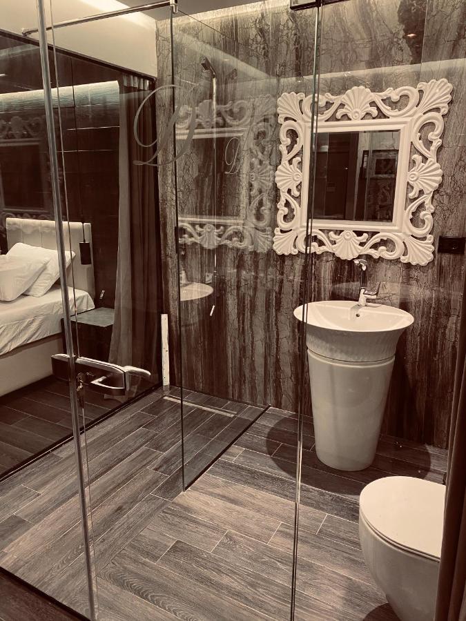 Deluxe Rooms In Blloku Area Tirana Esterno foto